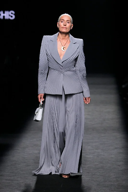 Pleated set jacket and trousers